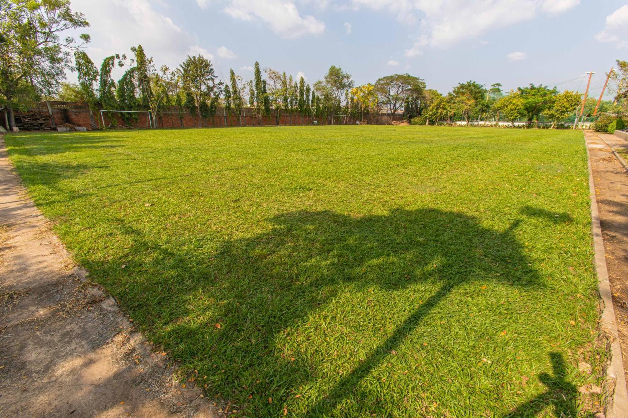 Cambodian Country Club Hotel Phnom-Penh Buitenkant foto