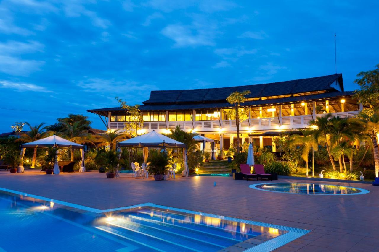 Cambodian Country Club Hotel Phnom-Penh Buitenkant foto