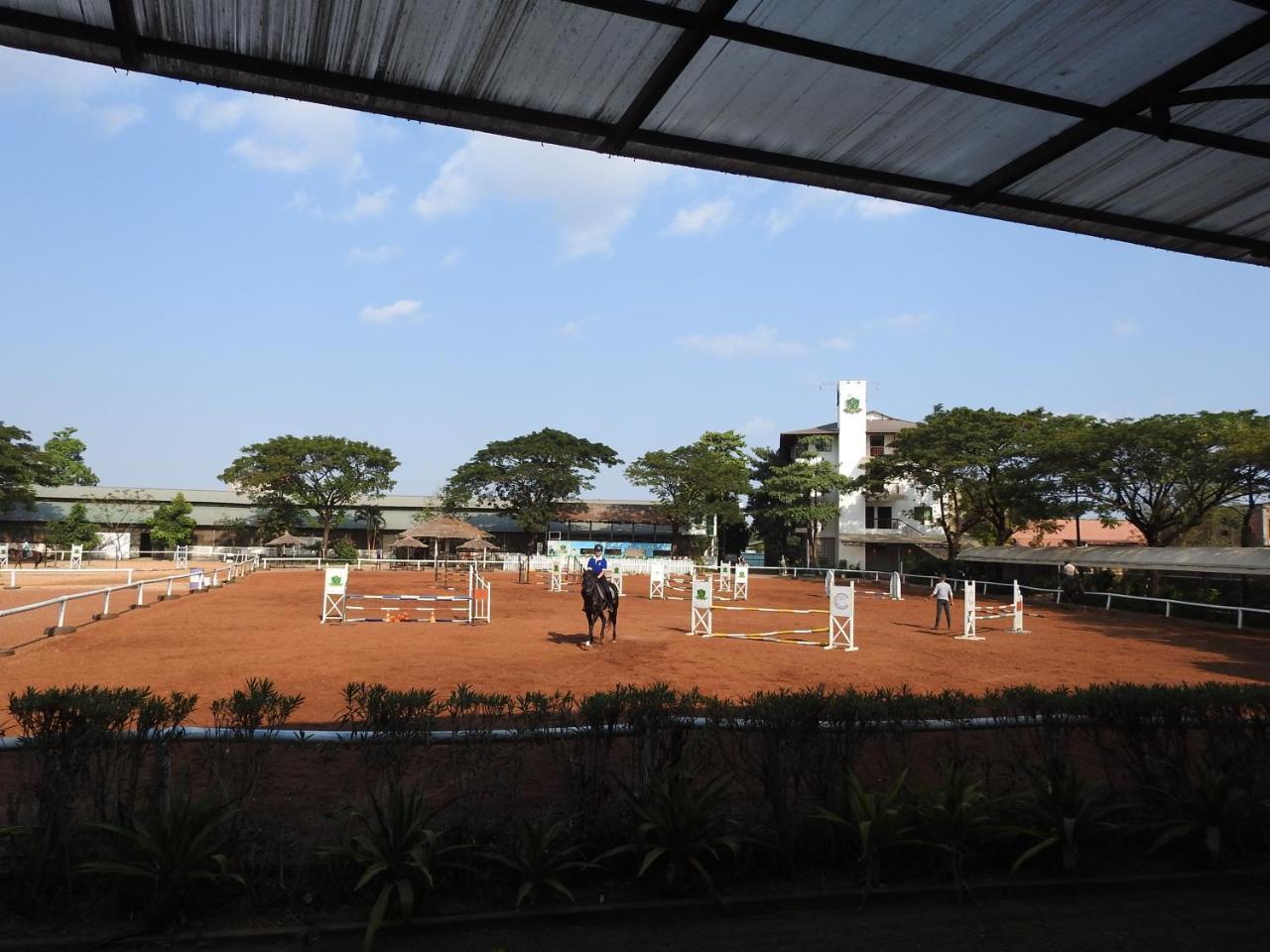 Cambodian Country Club Hotel Phnom-Penh Buitenkant foto