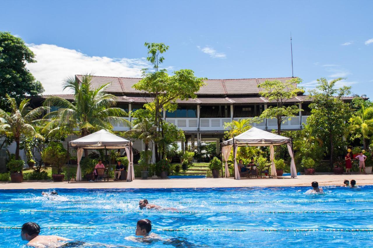 Cambodian Country Club Hotel Phnom-Penh Buitenkant foto