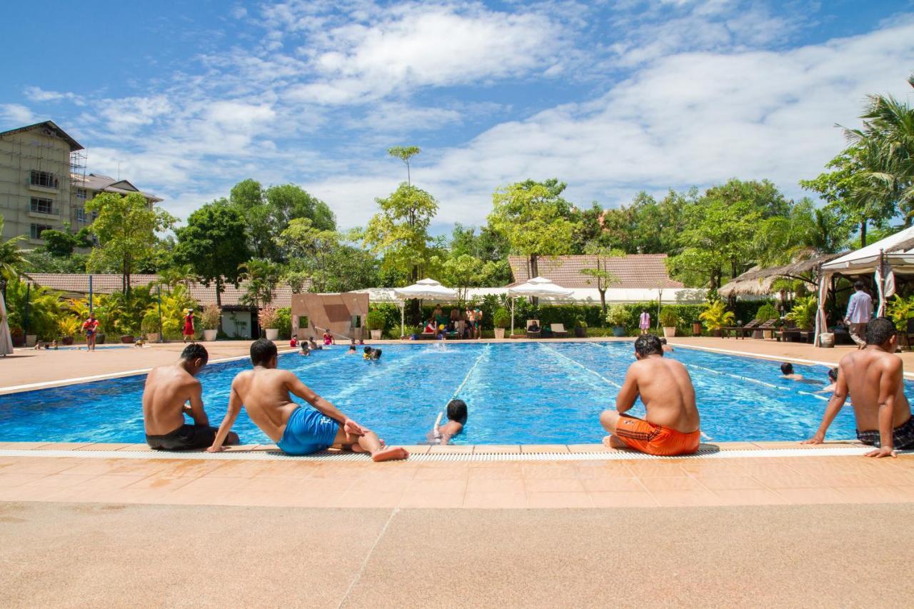 Cambodian Country Club Hotel Phnom-Penh Buitenkant foto