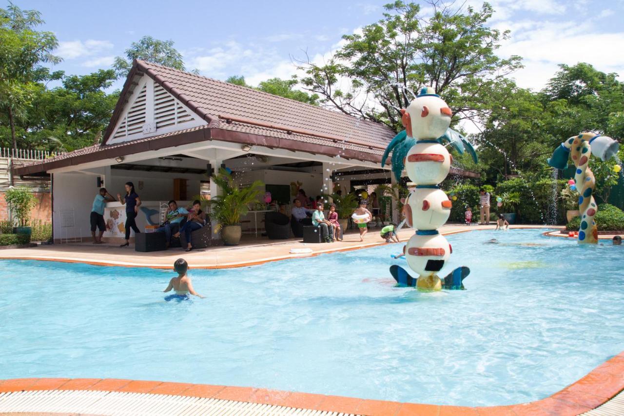 Cambodian Country Club Hotel Phnom-Penh Buitenkant foto