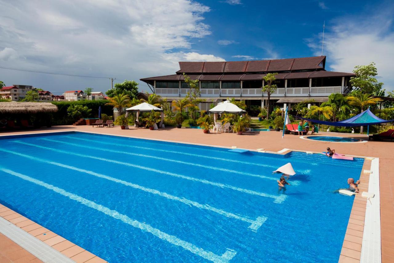 Cambodian Country Club Hotel Phnom-Penh Buitenkant foto